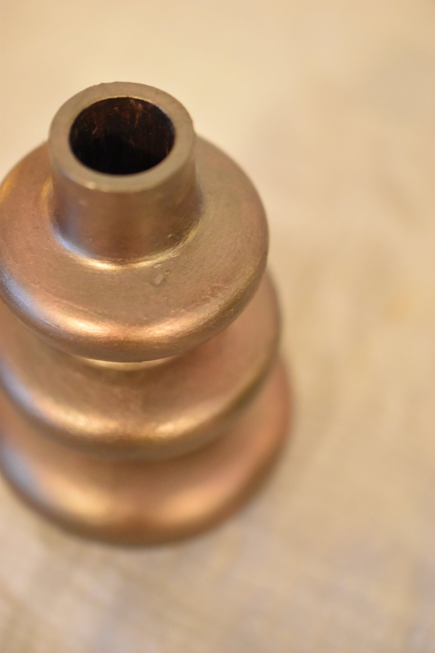 vase organique en bronze posé sur un plateau