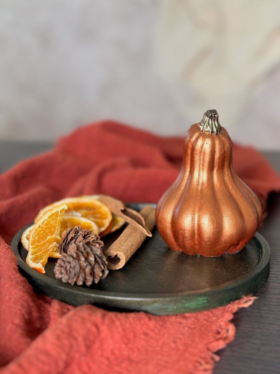 Plateau rond en jesmonite avec citrouille et fleurs séchées - Maison Byrsa