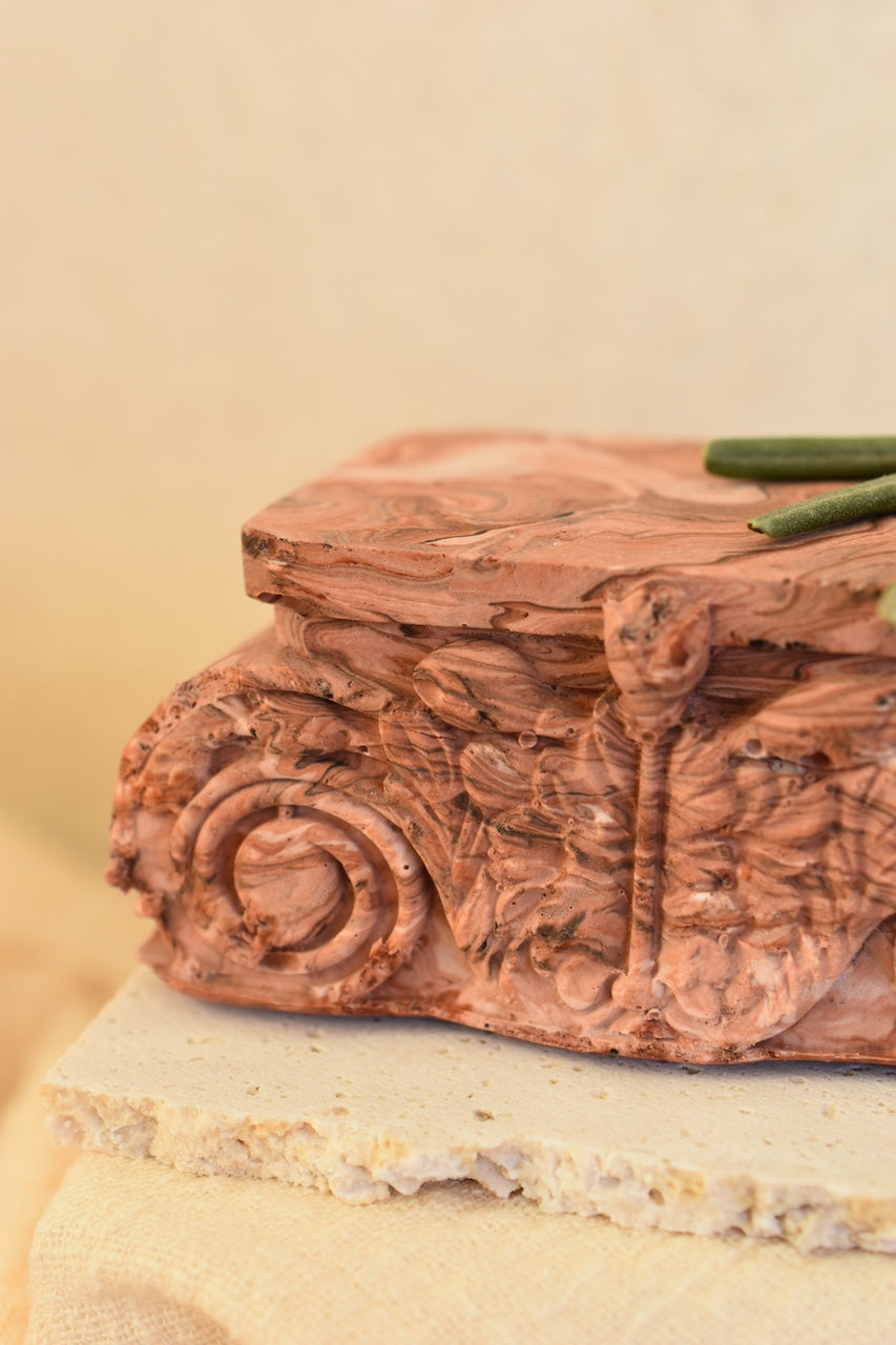 colonne en jesmonite marbrée terracotta - Maison Byrsa