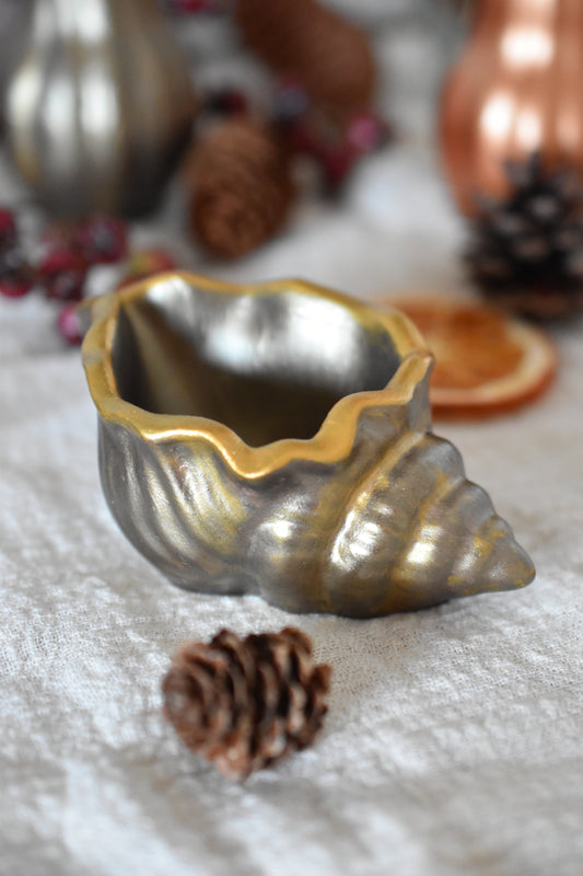 coquillage en bronze et pomme de pin